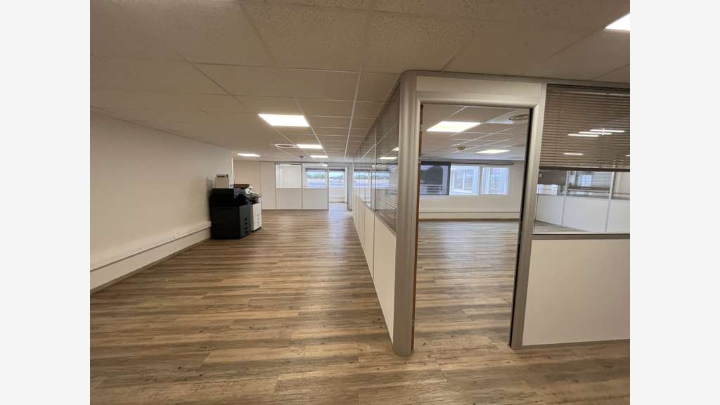Plateau de bureaux 519m² divisible La Farlède A57