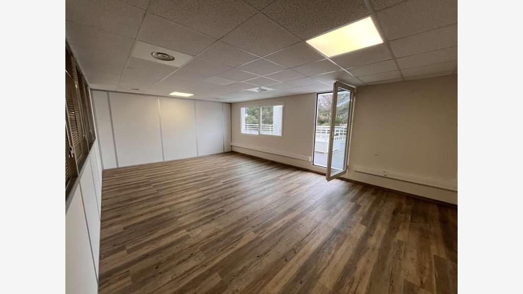 Plateau de bureaux 519m² divisible La Farlède A57
