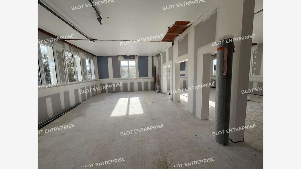 A vendre bureaux 85m² bruts de béton à Lanester