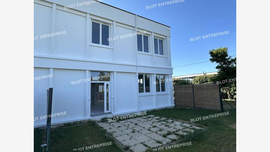 A vendre bureaux 85m² bruts de béton à Lanester