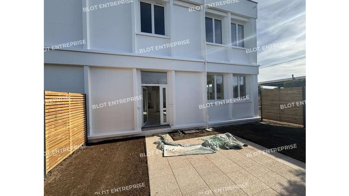 A vendre bureaux 85m² bruts de béton à Lanester