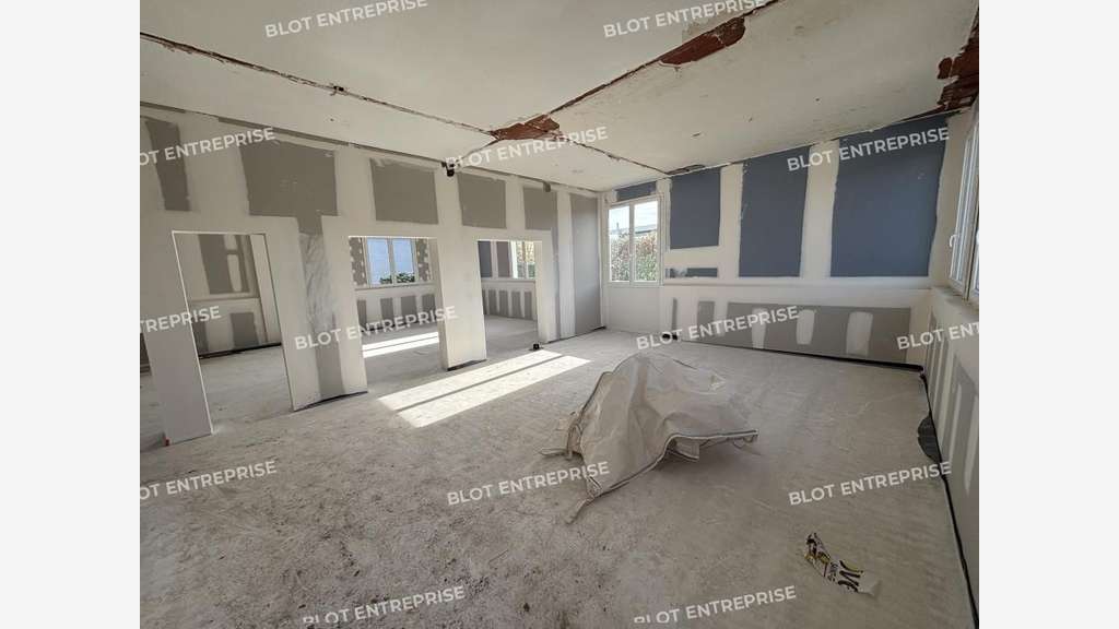 A vendre bureaux 85m² bruts de béton à Lanester