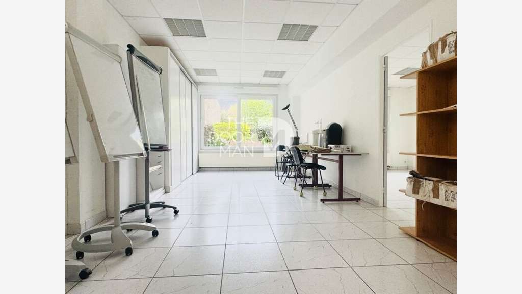 AV bureaux lumineux 140m² prox gare SNCF Laval