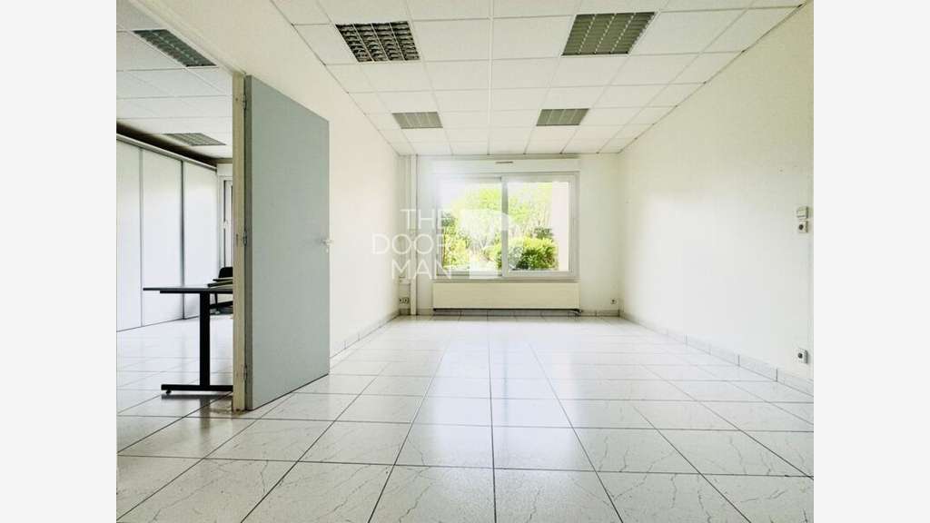 AV bureaux lumineux 140m² prox gare SNCF Laval