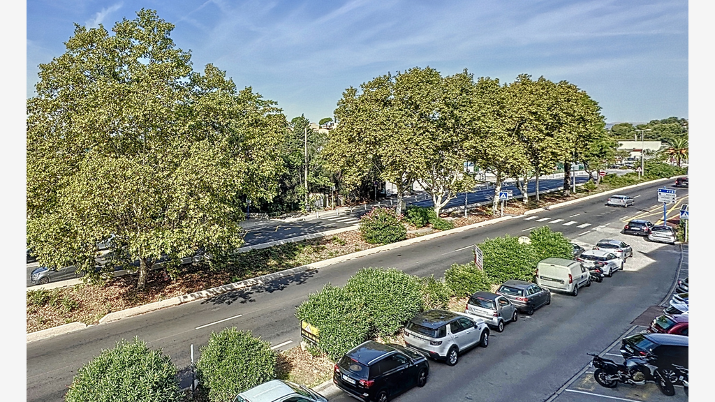 6 vente bureaux 170m² + 4 places parking au Cannet