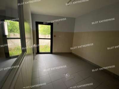 À VENDRE - LOCAUX PROFESSIONNELS - 210 m² - LE F