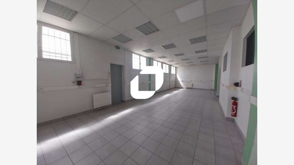 Vente Bureaux 521m² Le mesnil saint denis
