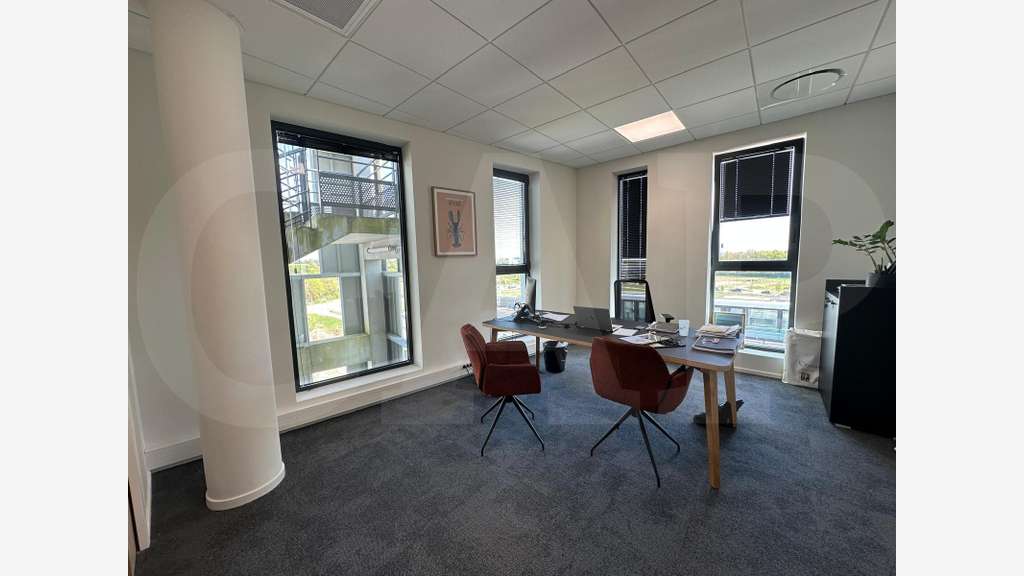 A Vendre / à louer bureaux 220m² à Le Rheu