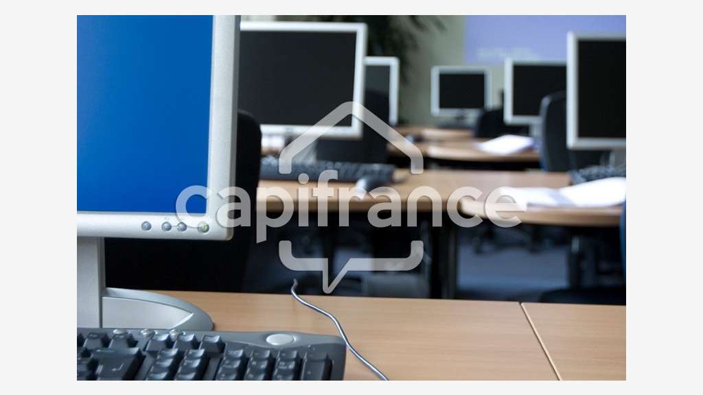 Vente entrepôt + maison ou bureaux 116m² Lilliers