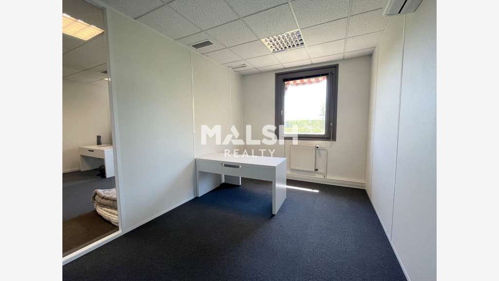 A vendre bureaux de 55m² au 1er étage à Limas