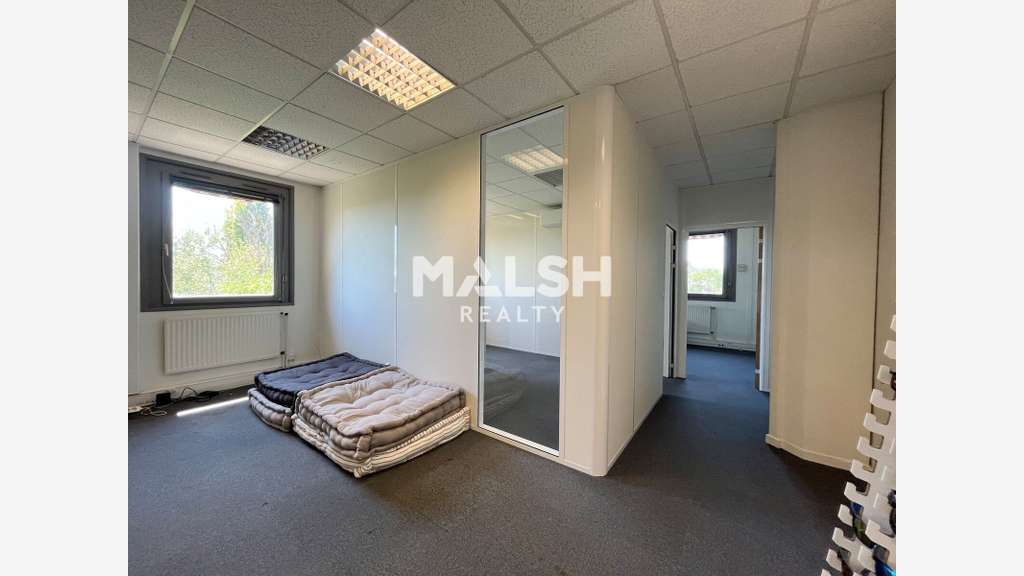 A vendre bureaux de 55m² au 1er étage à Limas
