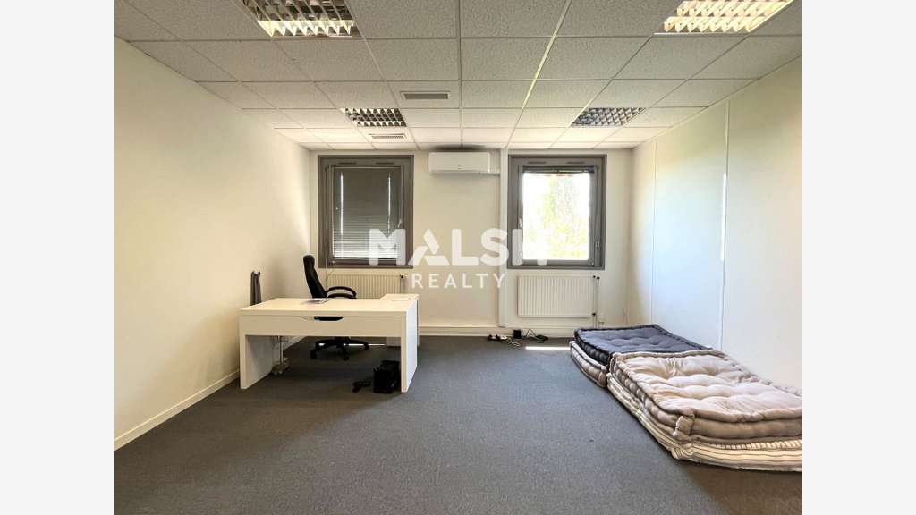 A vendre bureaux de 55m² au 1er étage à Limas