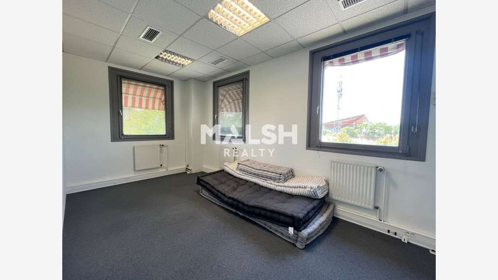 A vendre bureaux de 55m² au 1er étage à Limas