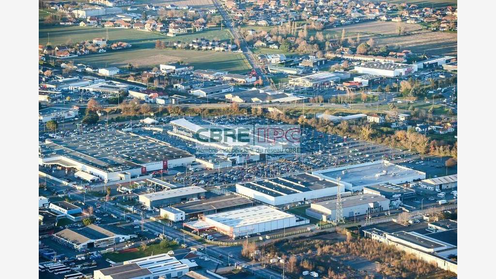 Vente bâtiment 1470m² sur 6696m² à lons