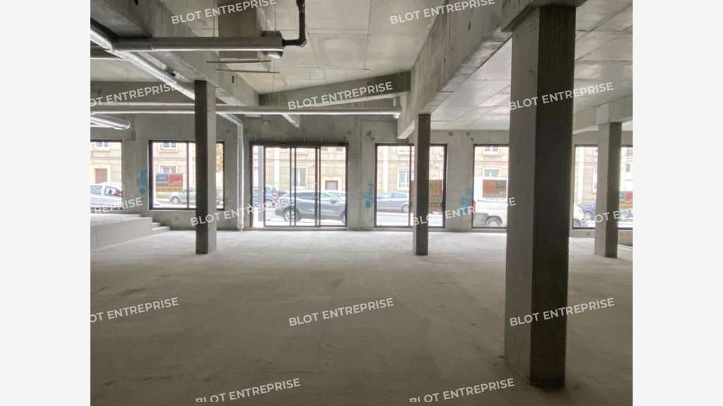 A vendre local commercial neuf 618m² Lorient
