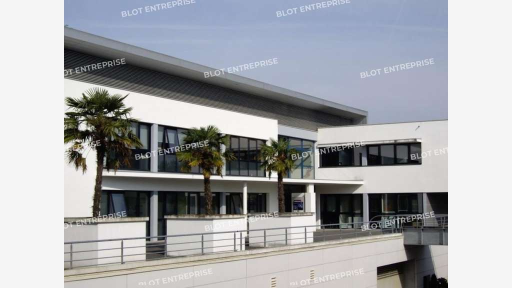 A louer/à vendre bureaux 378m² entrée de Lorient