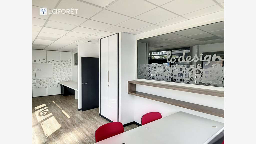 Vente bureaux 113m² en RDC + parkings à Lorient 