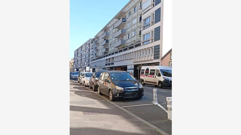 AV local professionnel 103m² rénové R+1 à Mâcon