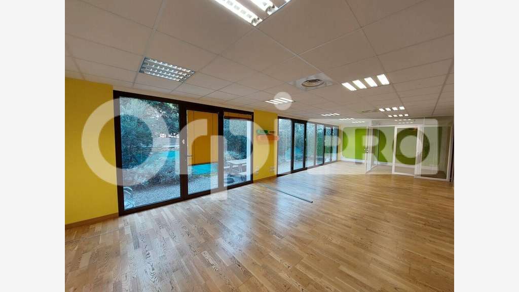 Vente local commercial 80m² à Manosque Le 75