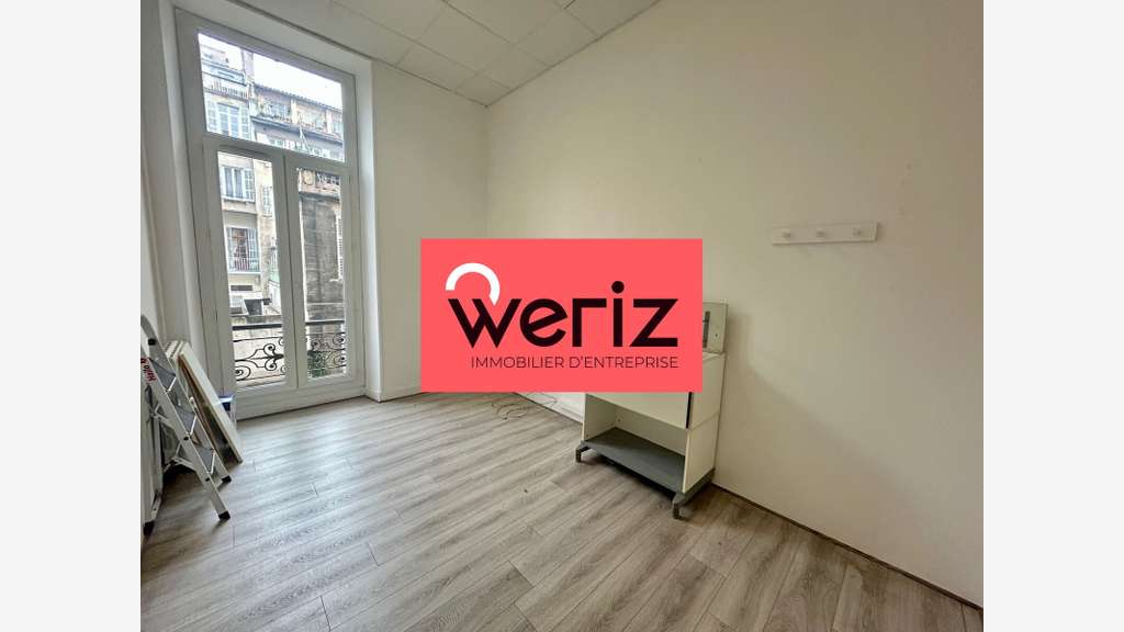 AV bureaux 204m² en RDC surélevé centre Marseille