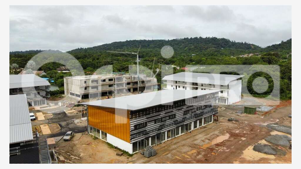 Bureau de 373m² à vendre au 1er étage à Matoury
