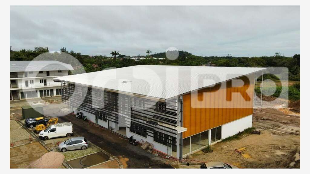 Bureau de 373m² à vendre au 1er étage à Matoury