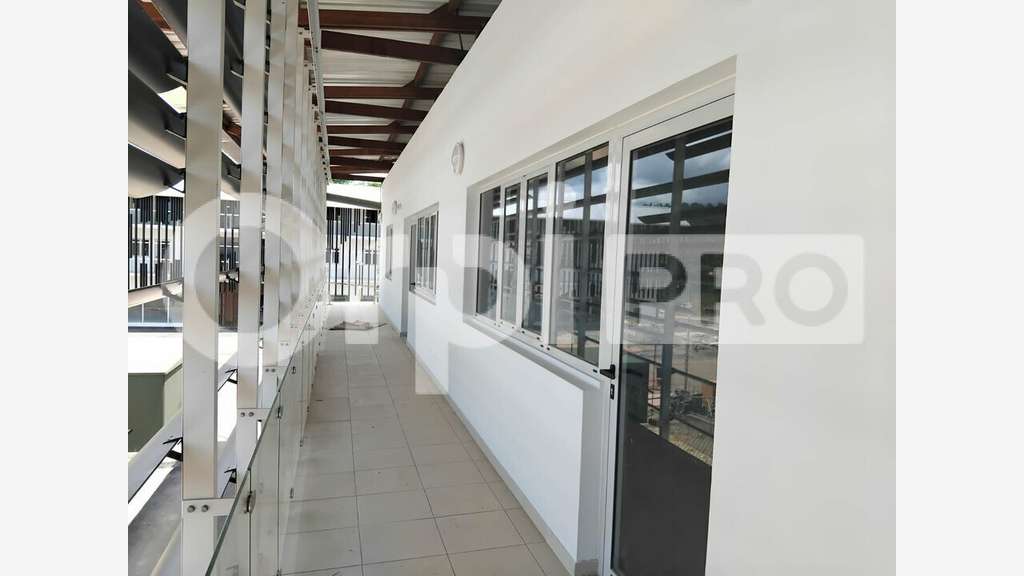 Bureau de 373m² à vendre au 1er étage à Matoury