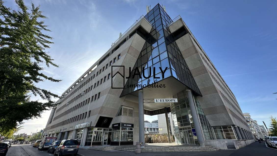 Bureaux rénovés 241m² + 1 local + 6 places à Meaux
