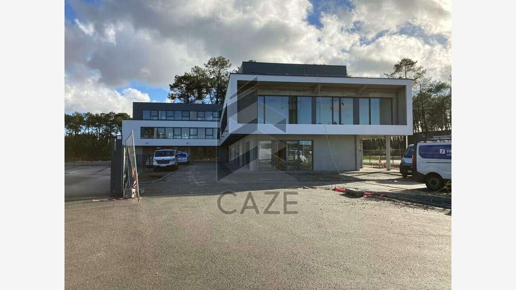 Vente bureaux 375m² ZA récente à Mées