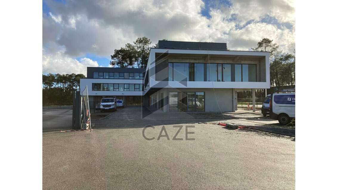 Vente bureaux 375m² ZA récente à Mées