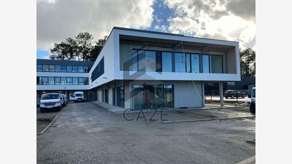 Vente bureaux 375m² ZA récente à Mées