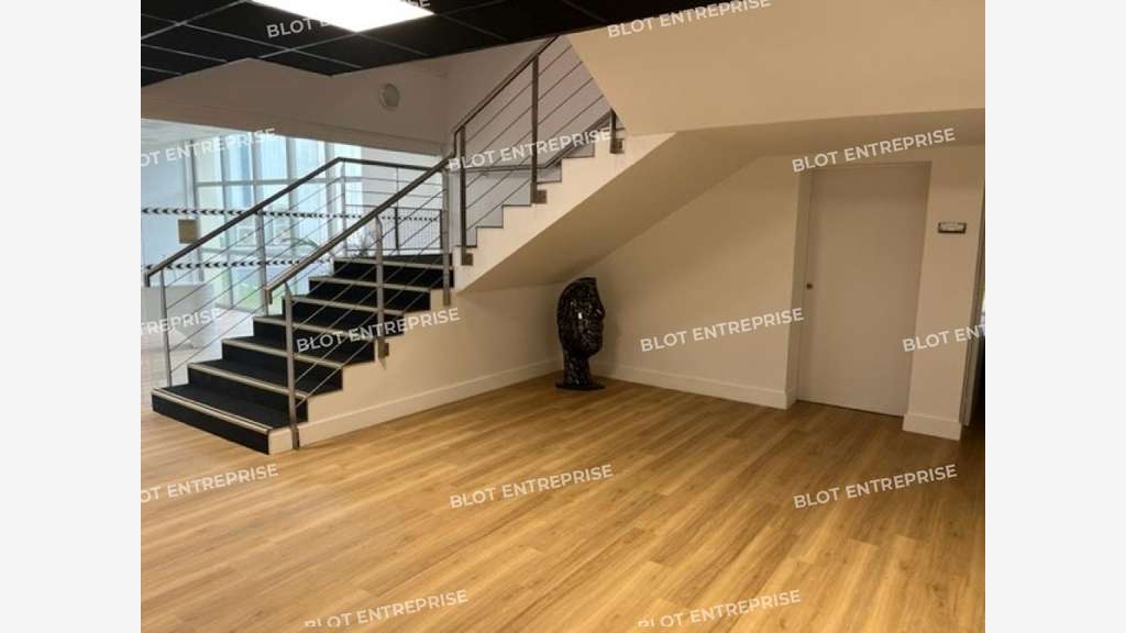 A vendre/louer immeuble de bureaux 1800m² Melesse