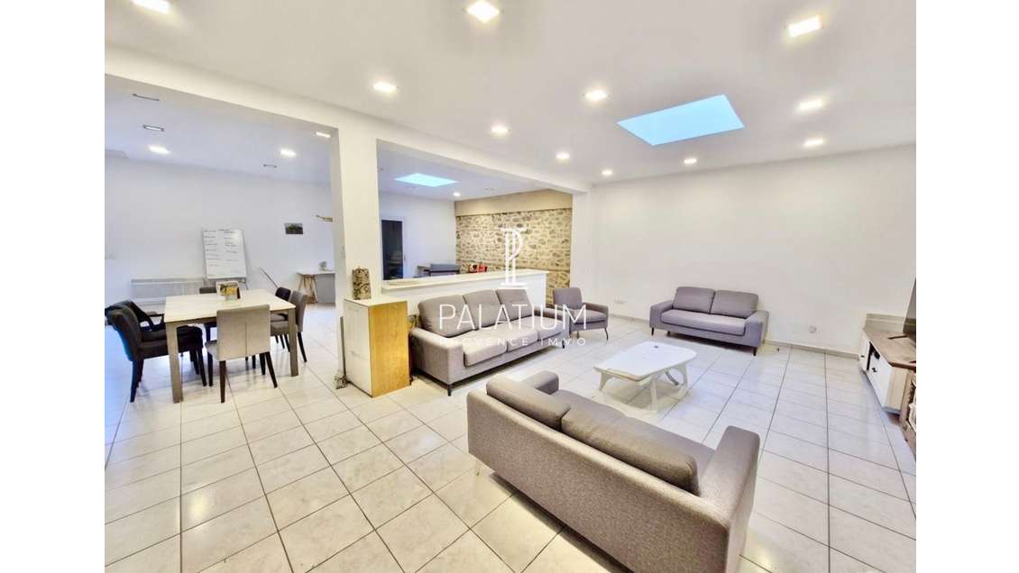 Local 133m² avec terrasse et jardinet à Miramas