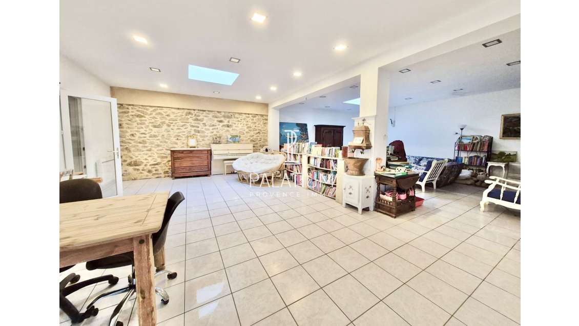 Local 133m² avec terrasse et jardinet à Miramas