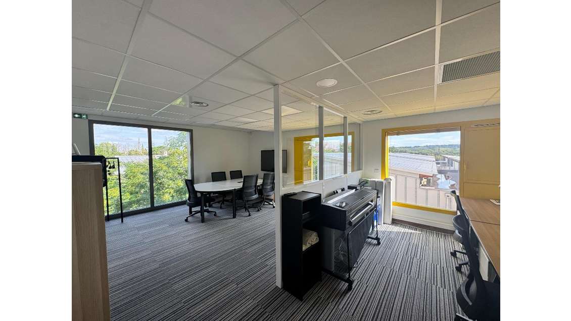 Magnifiques bureaux lumineux 70m² R+2 à Monfavet
