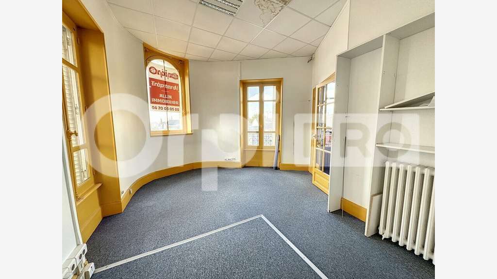 Bureau 147m² R+3 à vendre à Montluçon