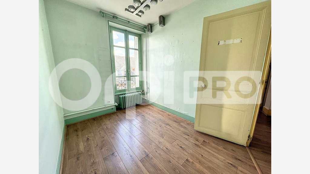 Bureau 147m² R+3 à vendre à Montluçon