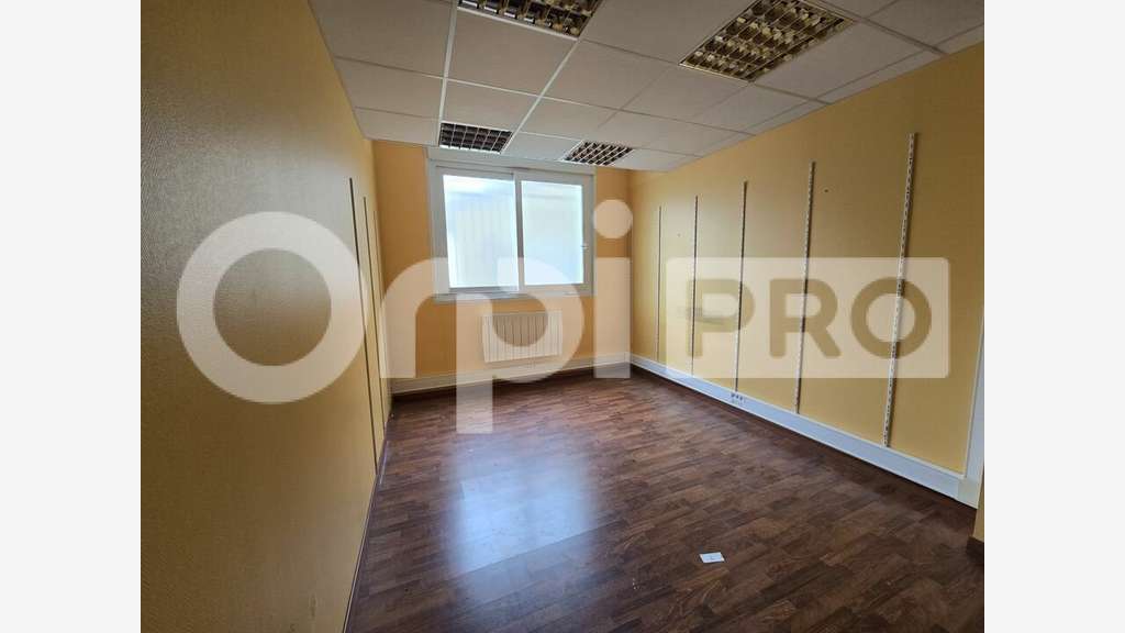 BUREAU à vendre dans le 03