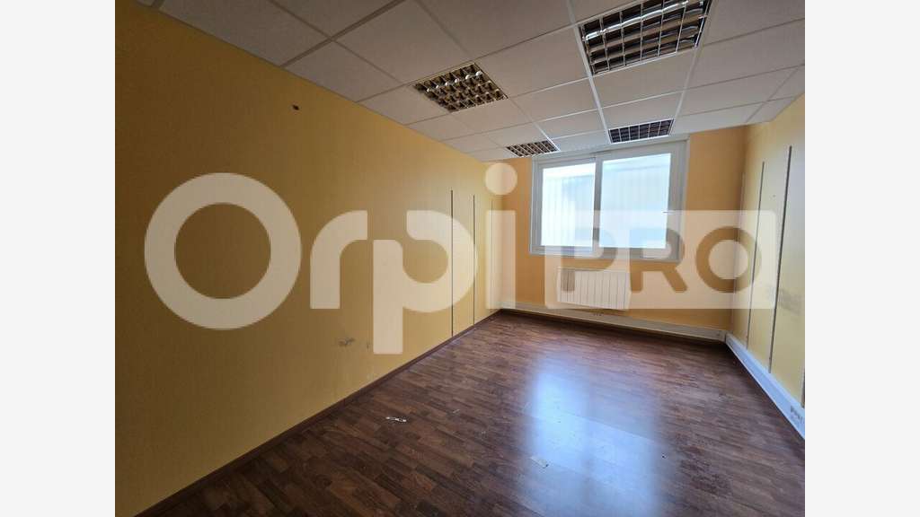 BUREAU à vendre dans le 03