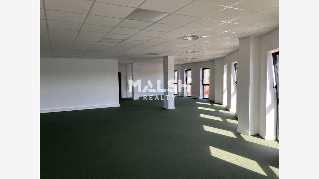 A vendre bureaux 904m² divisibles à Montluel