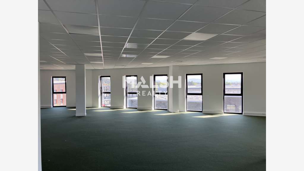 A vendre bureaux 904m² divisibles à Montluel