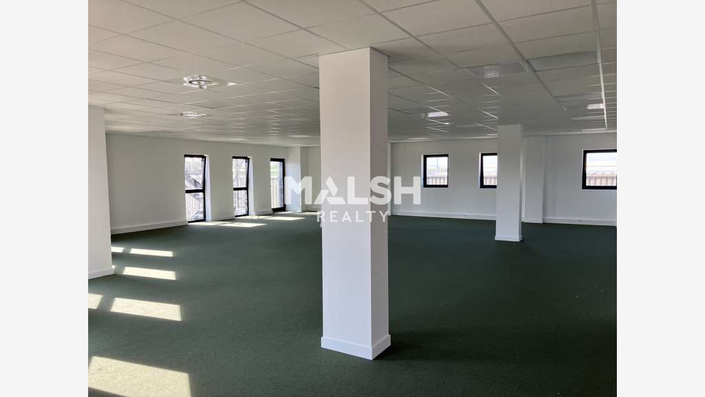 A vendre bureaux 904m² divisibles à Montluel
