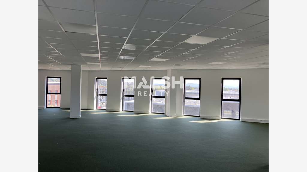 A vendre bureaux 904m² divisibles à Montluel