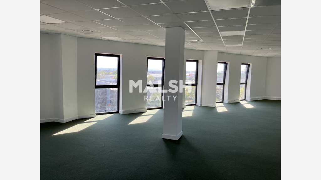 A vendre bureaux 904m² divisibles à Montluel