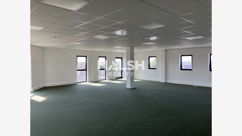 A vendre bureaux 904m² divisibles à Montluel