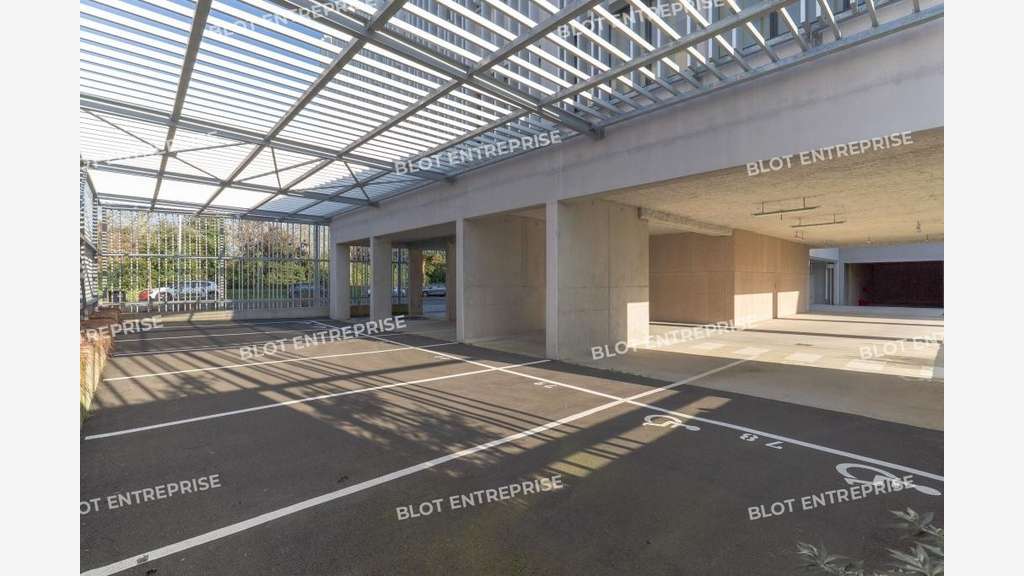 Location/vente bureaux neufs 290m² Haluchère