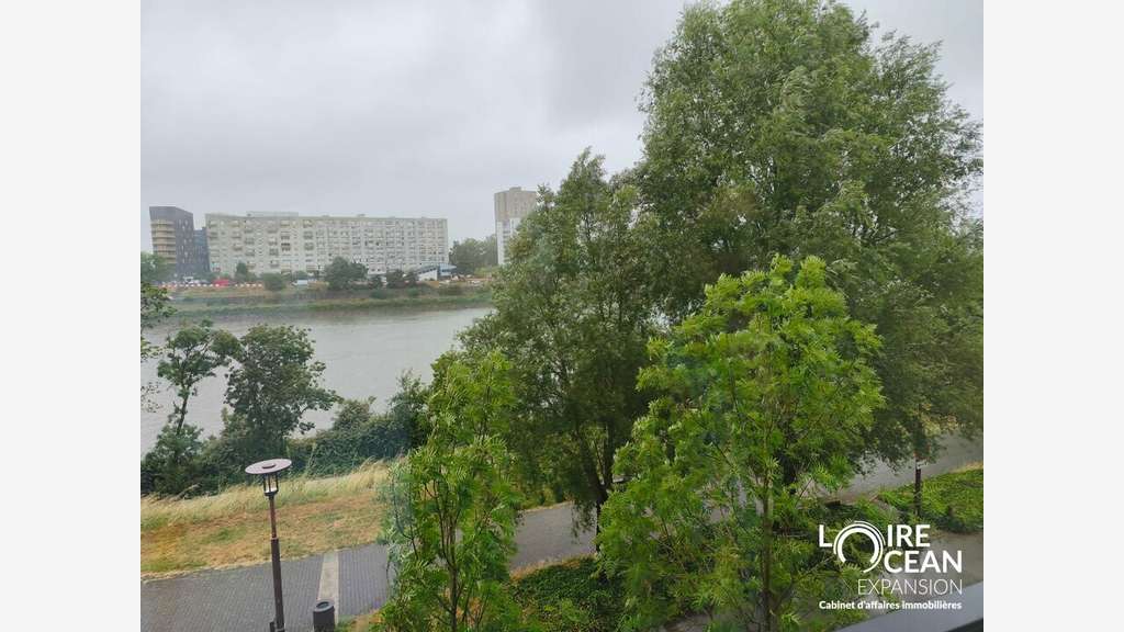 Vente bureaux lumineux 6912m² vue Loire