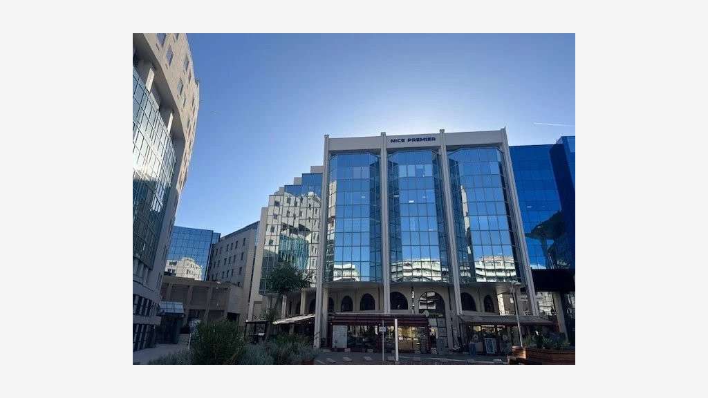 A vendre beaux bureaux en étage 90m² Nice Arenas