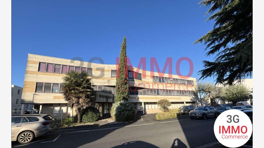 Vente bureaux sur 3 étages avec parking à Niort