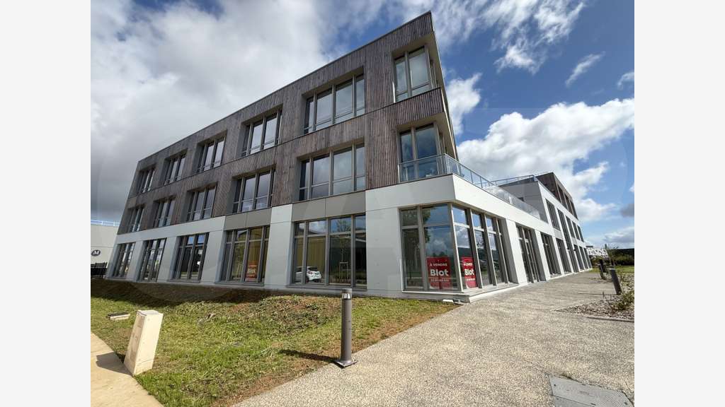 AV bureaux 283m² emplacement stratégique Pacé